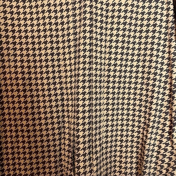 Winter Silks 100% Silk Herringbone Short Sleeve Top with Buckle Neckline Accent - Picture 7 of 9